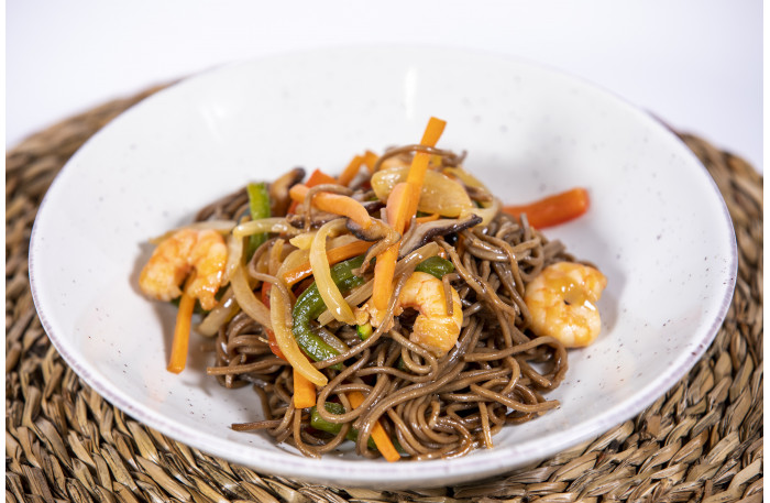 Fideos fritos con verduras y gambas Fideos fritos con verduras y gambas