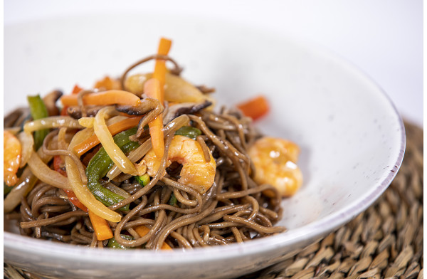 Fideos fritos con verduras y gambas