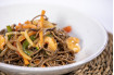 Fideos fritos con verduras y gambas