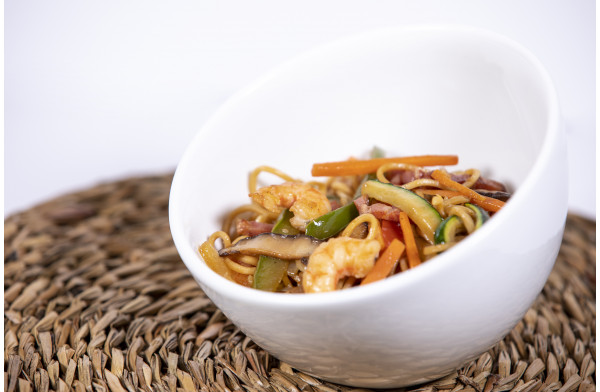 Yakisoba de langostinos, bacon y verduras