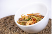Yakisoba de langostinos, bacon y verduras