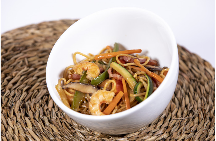 Yakisoba de langostinos, bacon y verduras Yakisoba de langostinos, bacon y verduras
